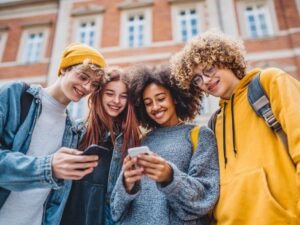 teenagers-using-smartphones